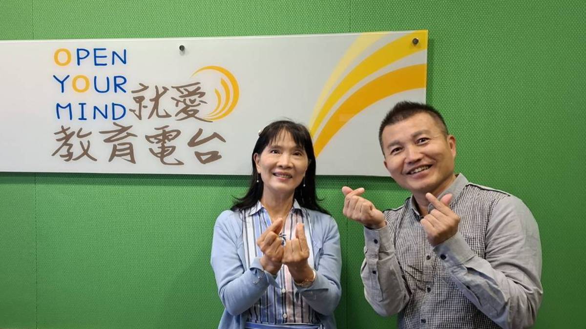 衛生福利部臺中醫院藥劑科侯芳敏總藥師與常罡合影