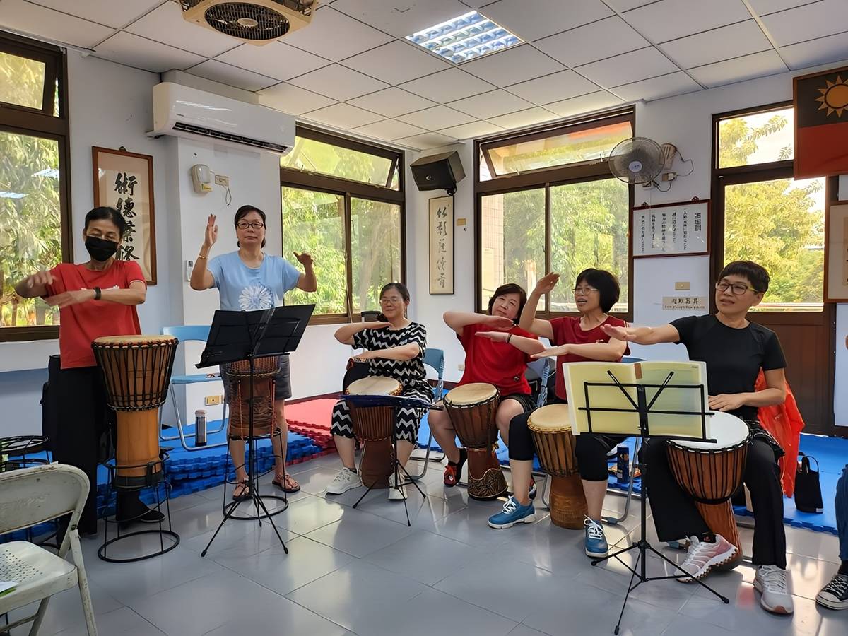 温淑玲帶領人運作永安自在樂學團，藉由熱情的非洲鼓學習增加特殊技能，增進長者成就感及社會參與度--定版