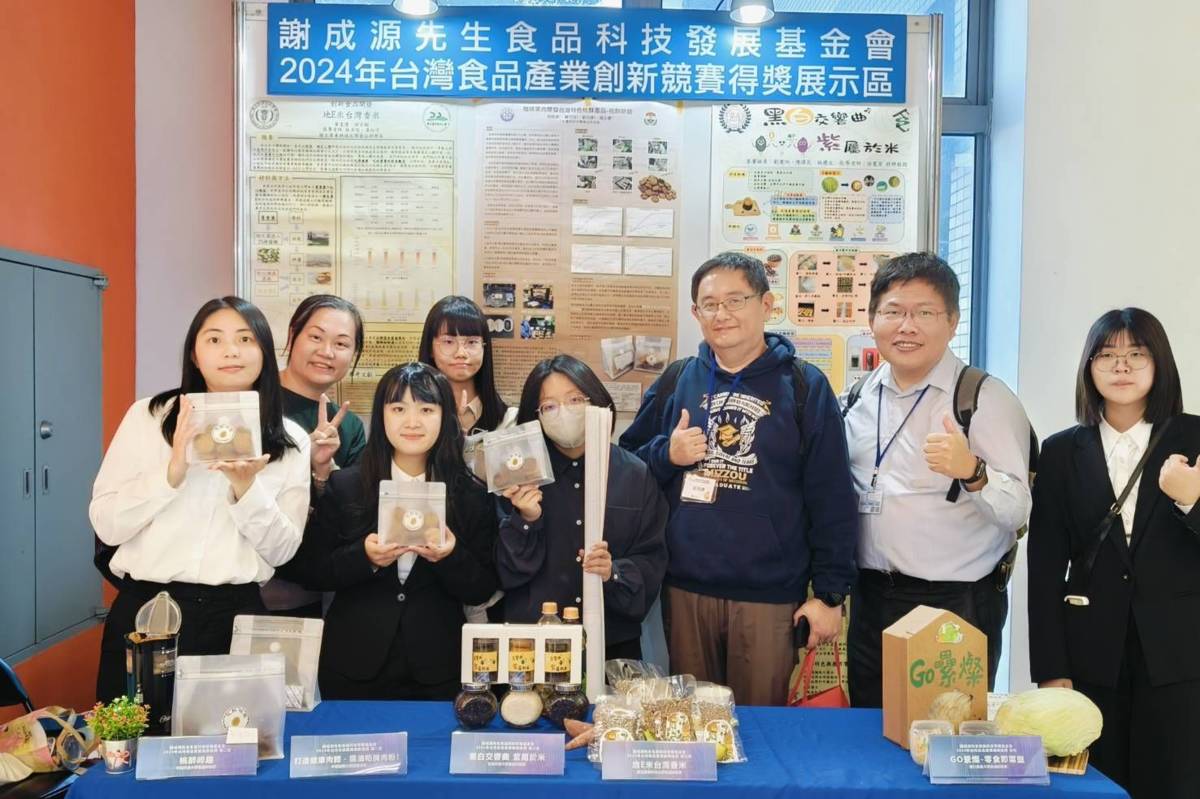 中臺科大食科系劉伯康主任、趙士慶老師與學生蘇巧玟與邱鈺淇及同學們合影