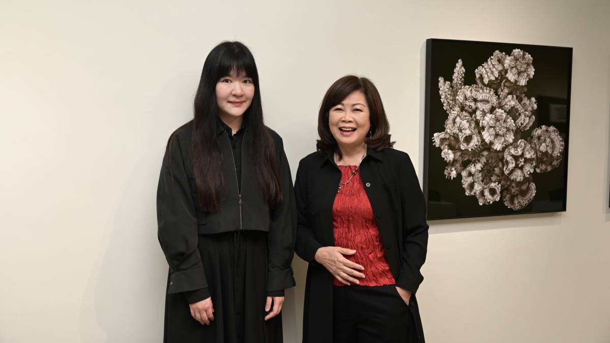 臻品藝術中心張麗莉董事長與策展人曾令理老師合影
