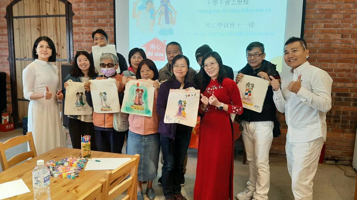 聽眾手持作品與講師范氏伶（紅衣者）合影