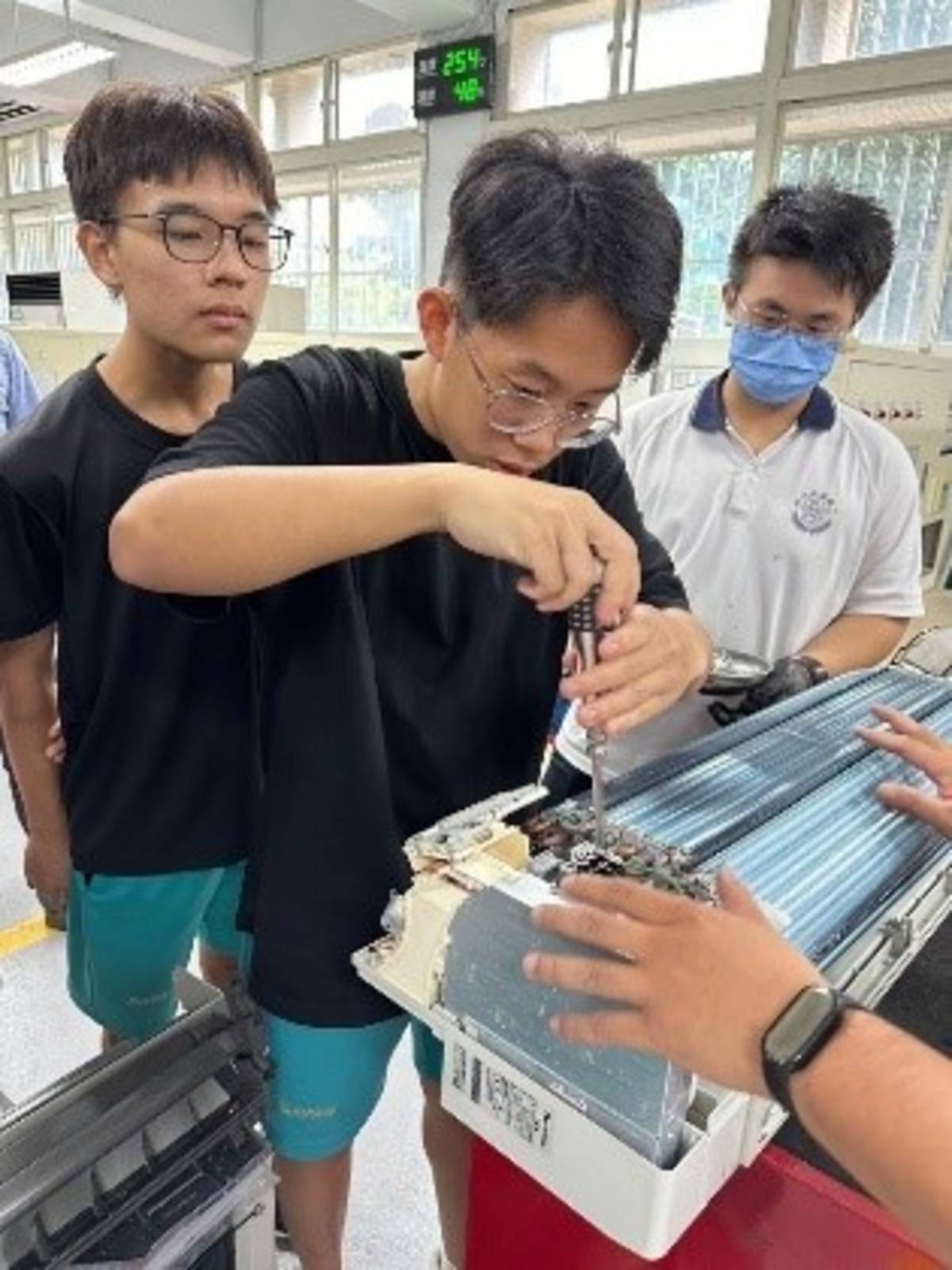學生學習空調設備拆裝方式