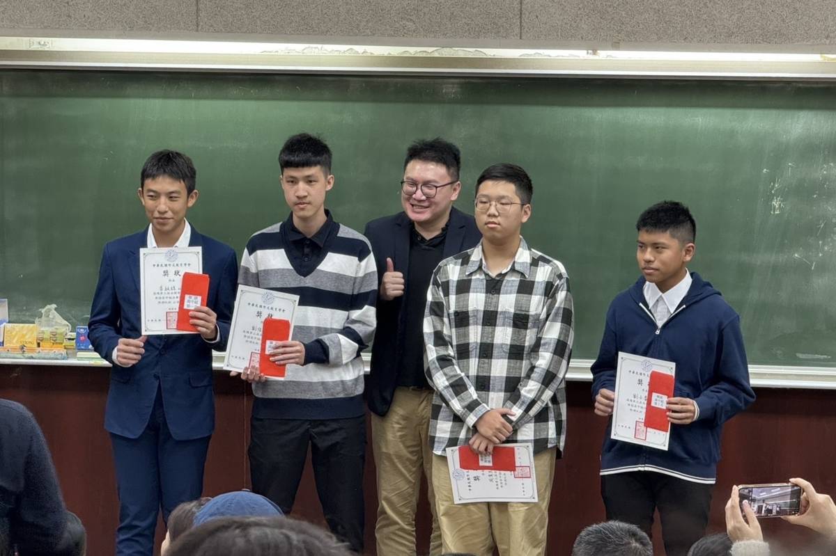 明道中學李紘諒（左一）演說第一名