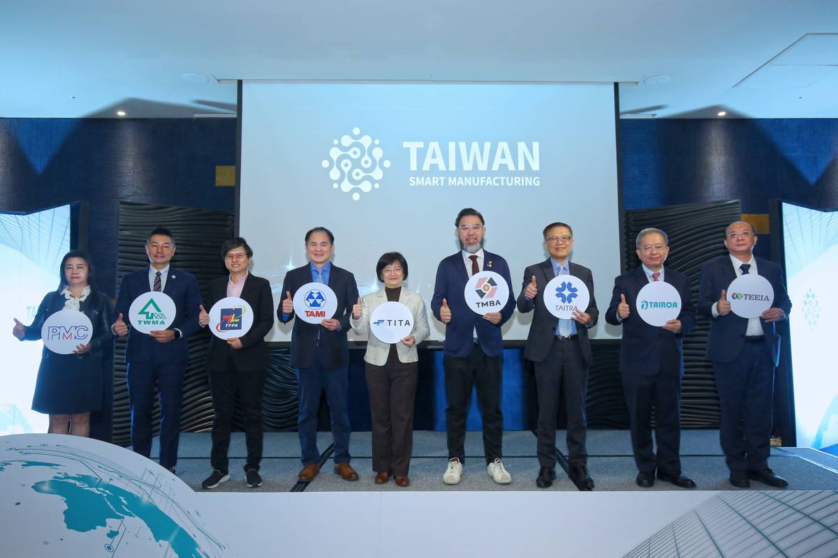 由左至右：
精密機械研發中心周麗蓉副總經理
臺灣木工機械工業同業公會涂旻聖常務理事
臺灣區流體傳動工業同業公會王欣怡副理事長
臺灣機械工業公會莊大立理事長
國際貿易署戴婉蓉主任秘書
臺灣工具機暨零組件公會陳伯佳理事長
中華民國對外貿易發展協會周秀隆副秘書長
社團法人臺灣智慧自動化與機器人協會絲國一理事長
臺灣電子設備協會王信陽秘書長
