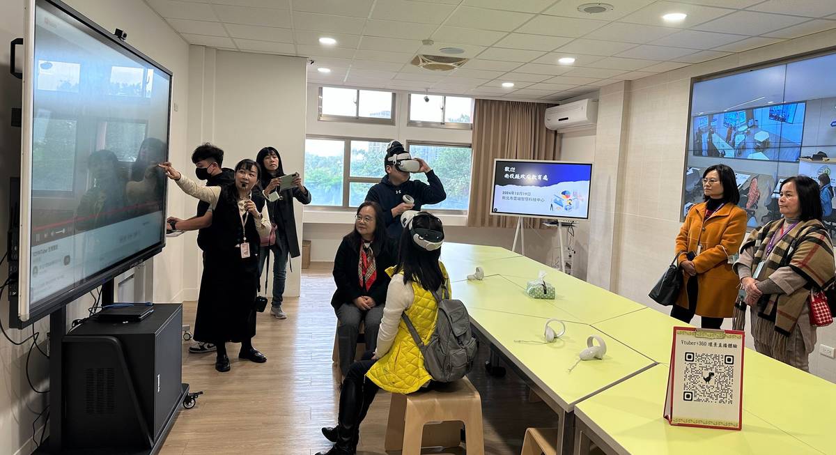 南投教育處王淑玲處長體驗5G頭盔融入教學