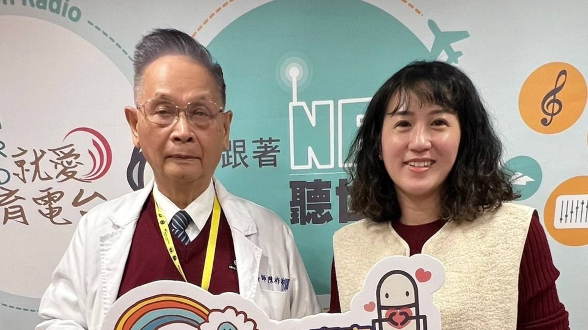 陳祚冰醫師(左)分享出國前的健康準備
