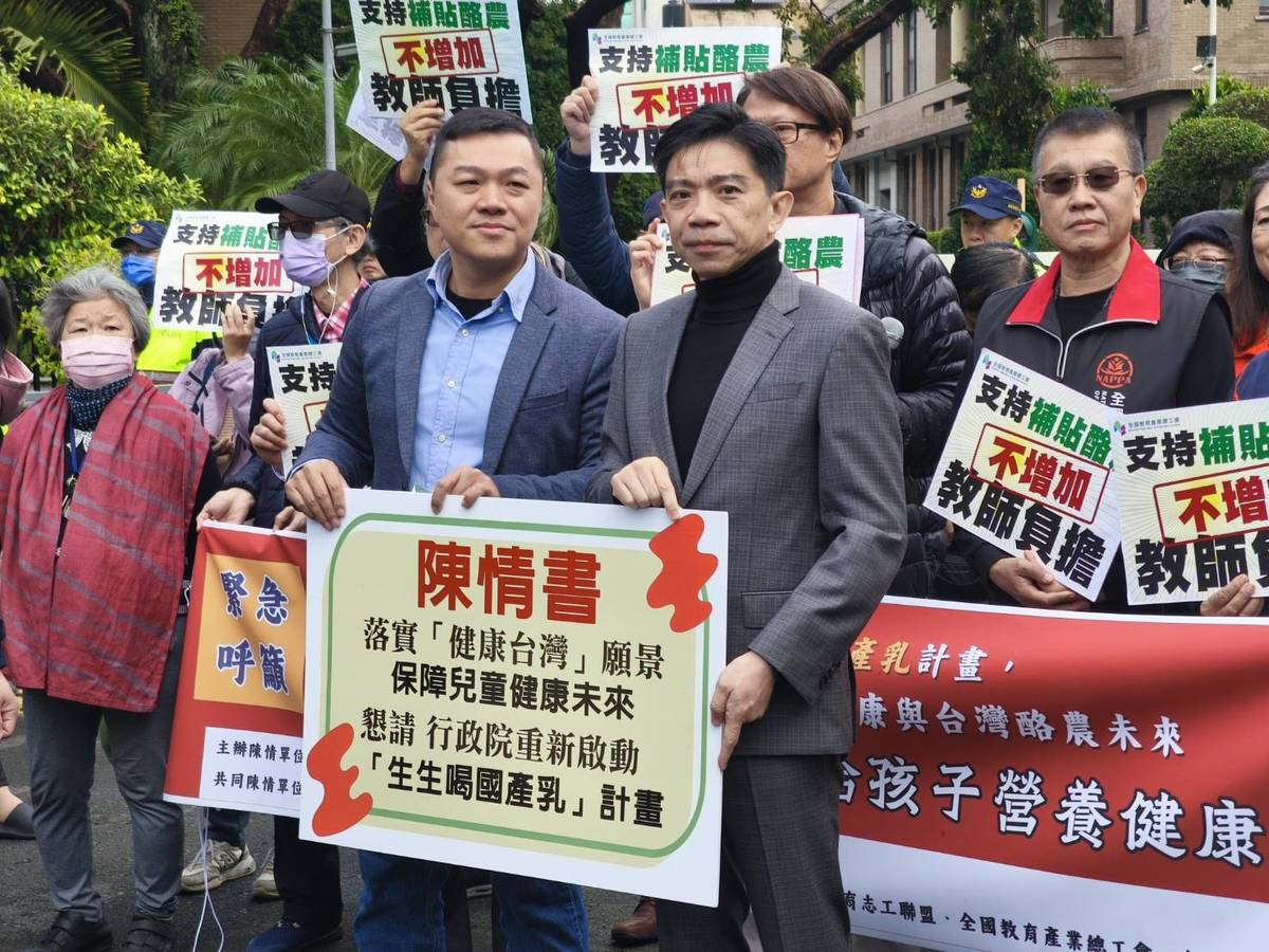 行政院食品安全辦公室主任許輔(右)接受國教行動聯盟理事長王瀚陽遞交的陳情書。
