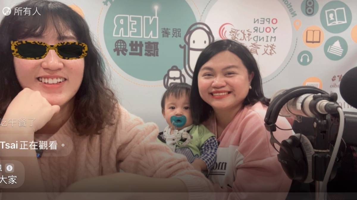 聽友方合(右)分享成為媽媽第一年的挑戰與幸福 (擷取直播畫面)