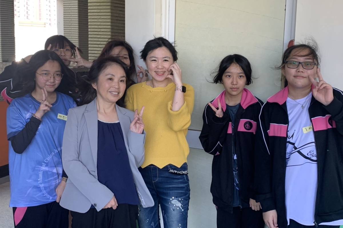 七賢國中師、生一同參與工作坊，並與淺井香織老師合影