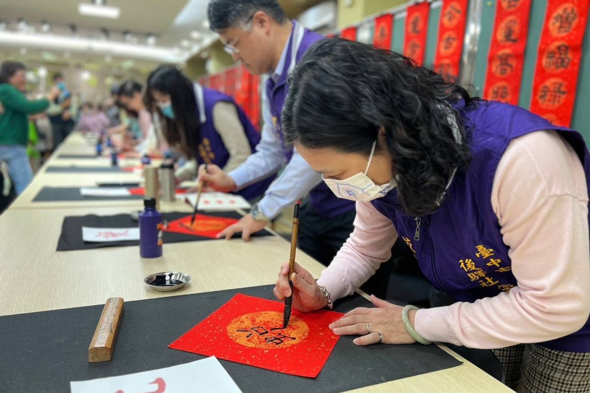 後譯社大陳錦杏校長書寫春聯傳遞新年祝福