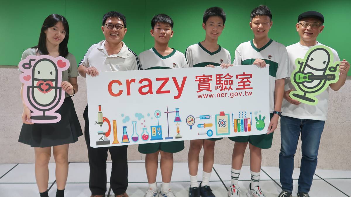 雲林縣私立正心高中「科技農夫出任務」科展團隊師生與節目主持人合影。