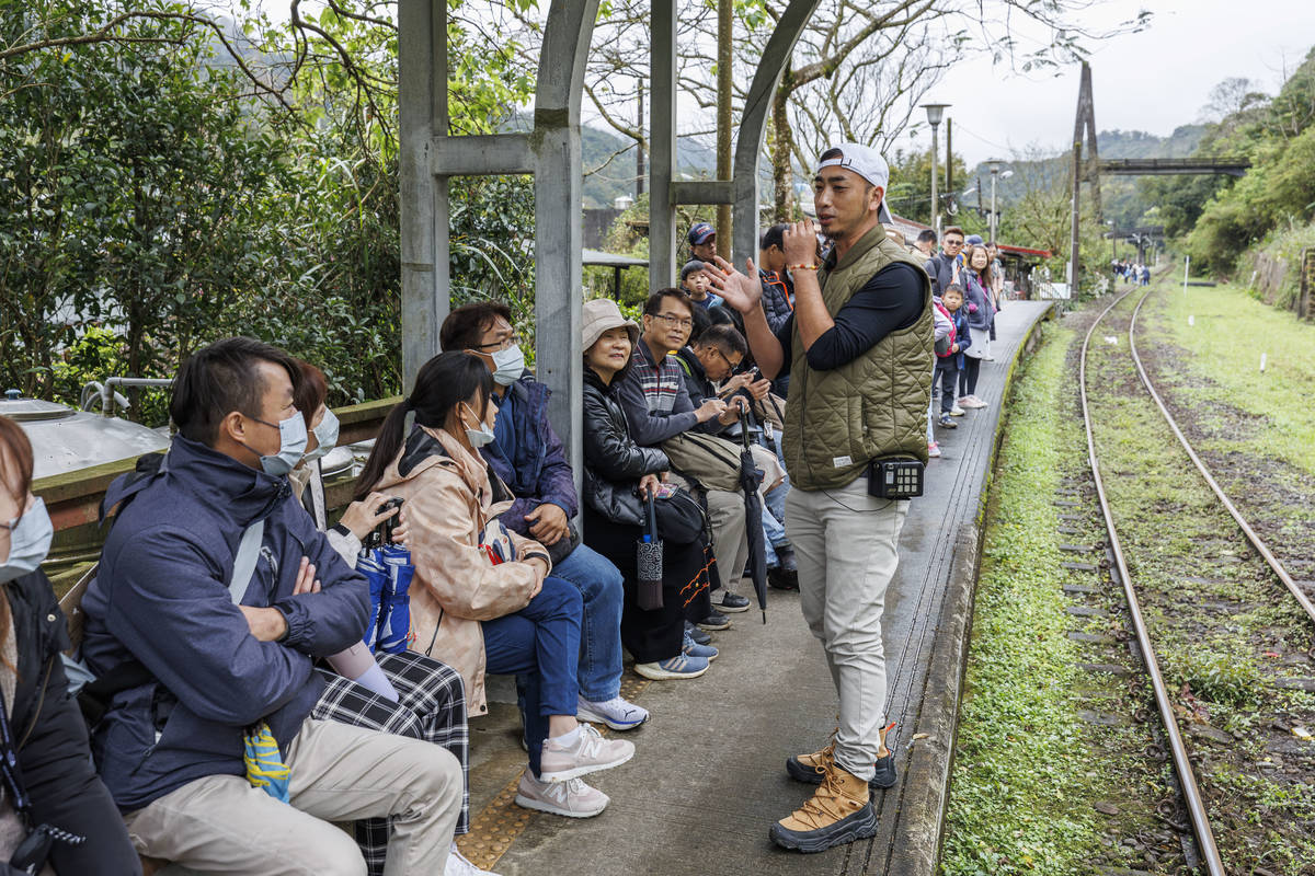 蛇年好旅遊「699體驗遊」，規劃4條深度導覽路線，由在地嚮導帶領大家走訪平溪、十分及菁桐等各大景點。(圖為2024年資料照)