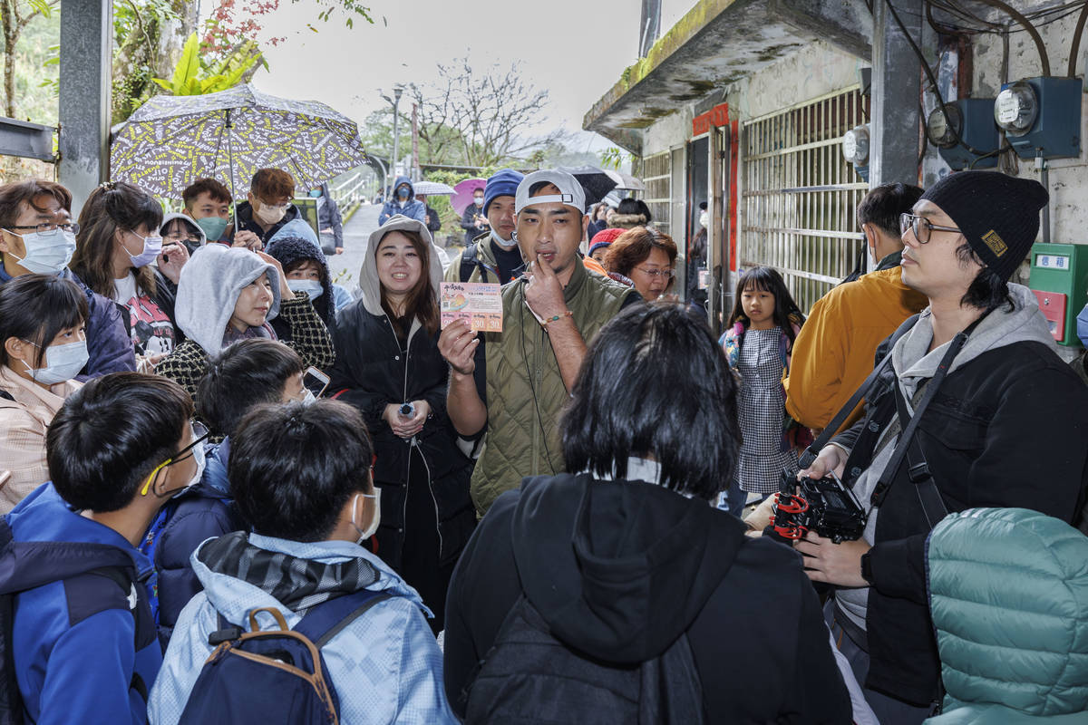 參加699體驗遊程可獲得100元商圈抵用券以及天燈節天燈施放券。(圖為2024年資料照)