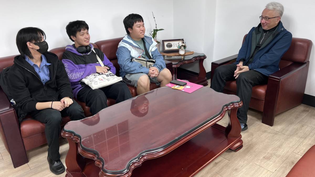 3位組員在節目分享後來和分臺長聊聊訪談的過程和經驗分享