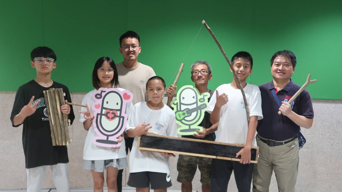 南投縣仁愛鄉力行國小科展團隊師生合影。