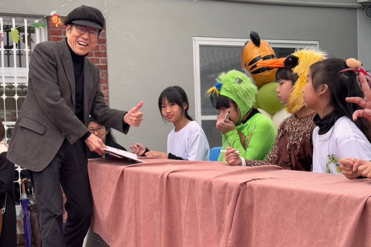 公益平臺基金會董事長嚴長壽代表芝蘭基金會創辦人施繼澤先生出席活動化身小書迷