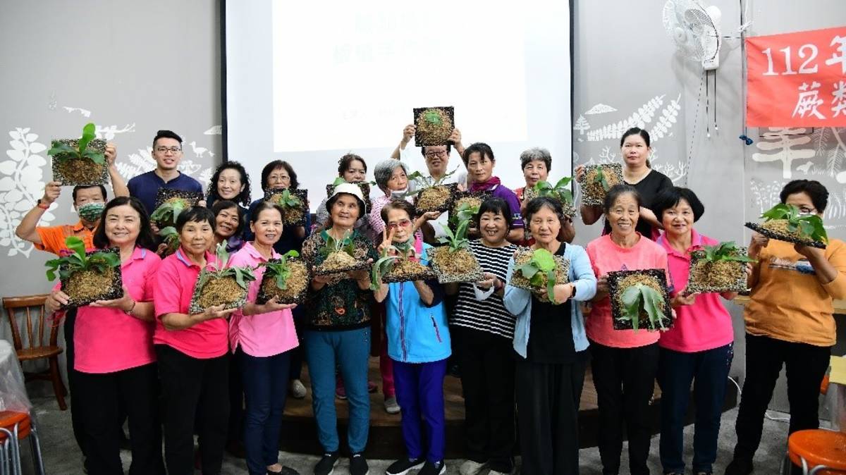 蕨類植物板植手作體驗課程透過與自然素材的互動，達到紓壓與放鬆，深受高齡學員喜愛
