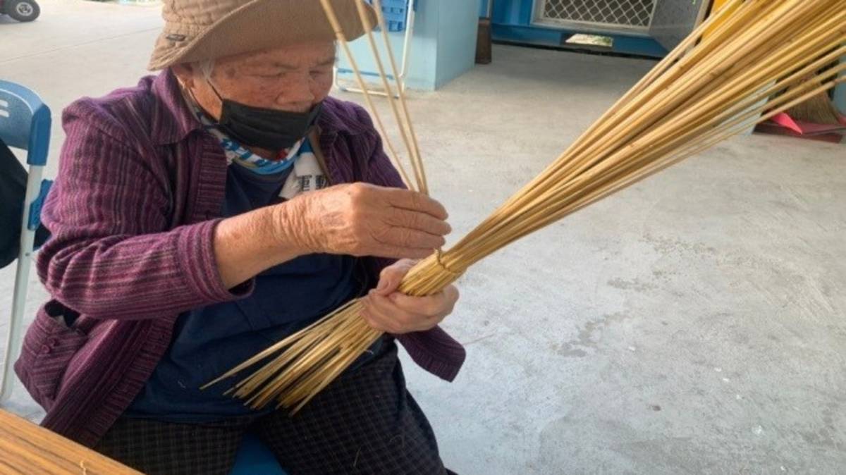結合在地農業資源，設計稻草搥打棒課程，讓長輩享受手作樂趣