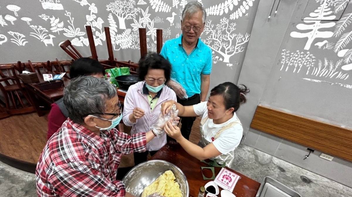 青農講師運用自家農場種植甜龍筍與地瓜，教導長者製作瓜瓜包美食