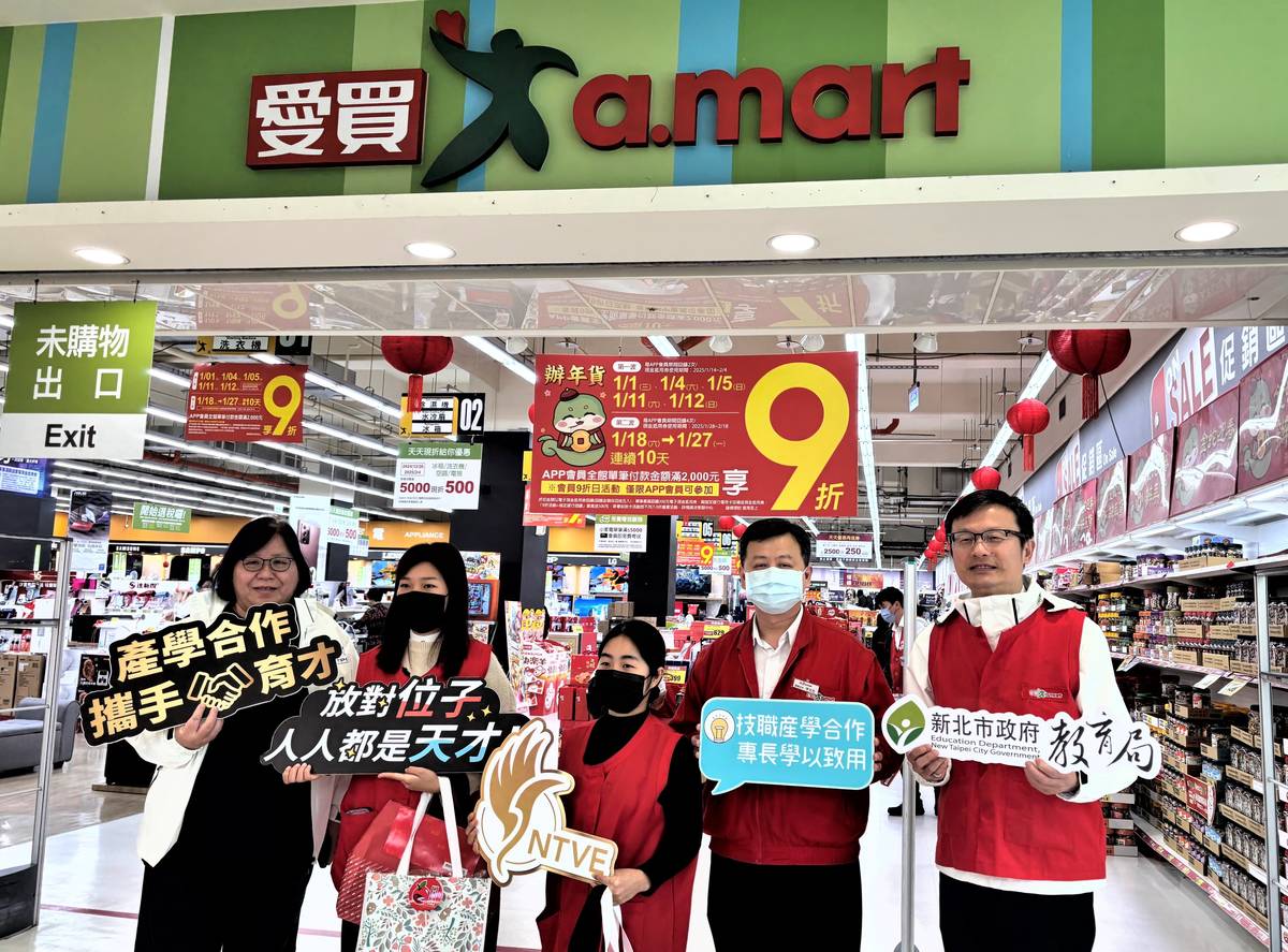 教育局長張明文春節前夕探訪建教生，產官學共贈新春賀禮