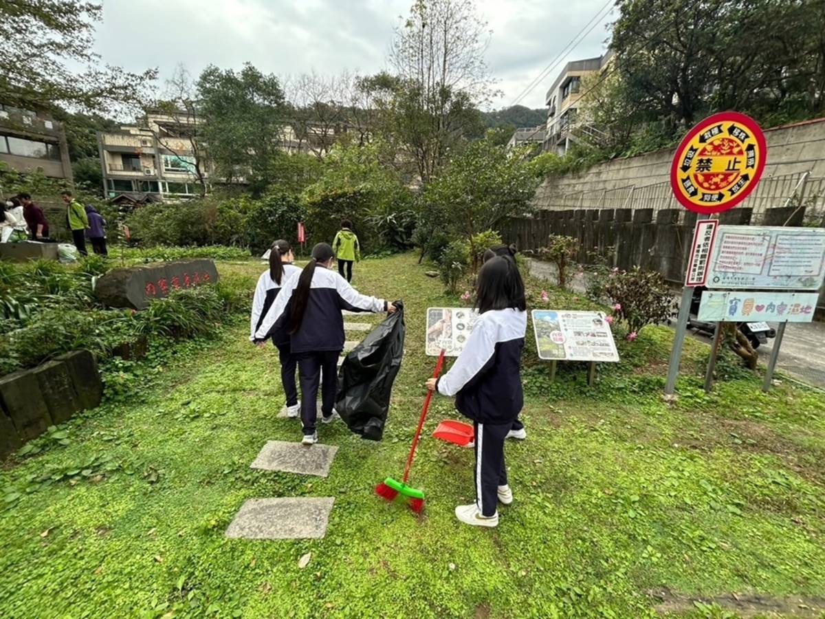 北基志工中心帶領青年志工前往基隆內寮濕地，協助清除濕地雜草及了解環境生態