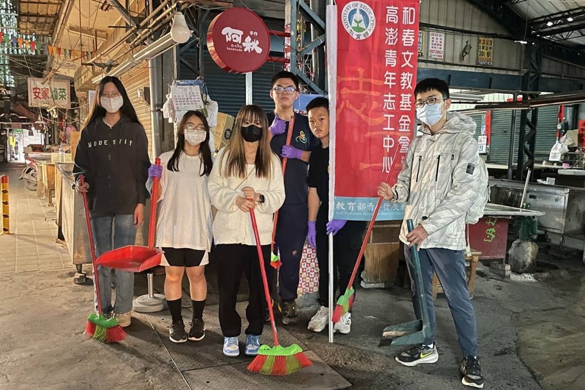 高澎志工中心帶領青年志工前往楠梓市場協助除舊布新