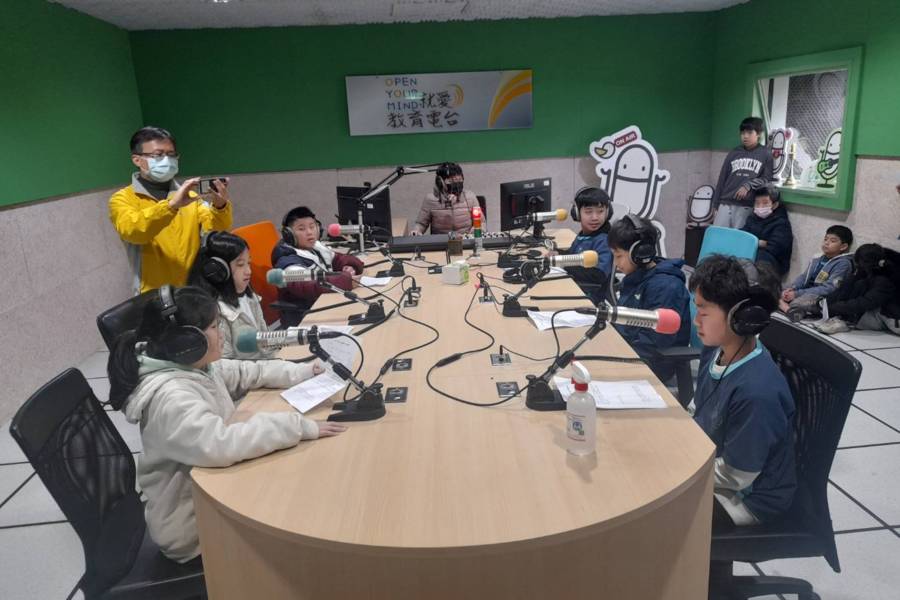 學生們分批輪流體驗錄音