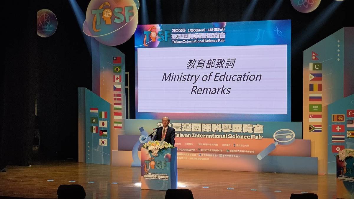 教育部常務次長林騰蛟代表教育部致詞