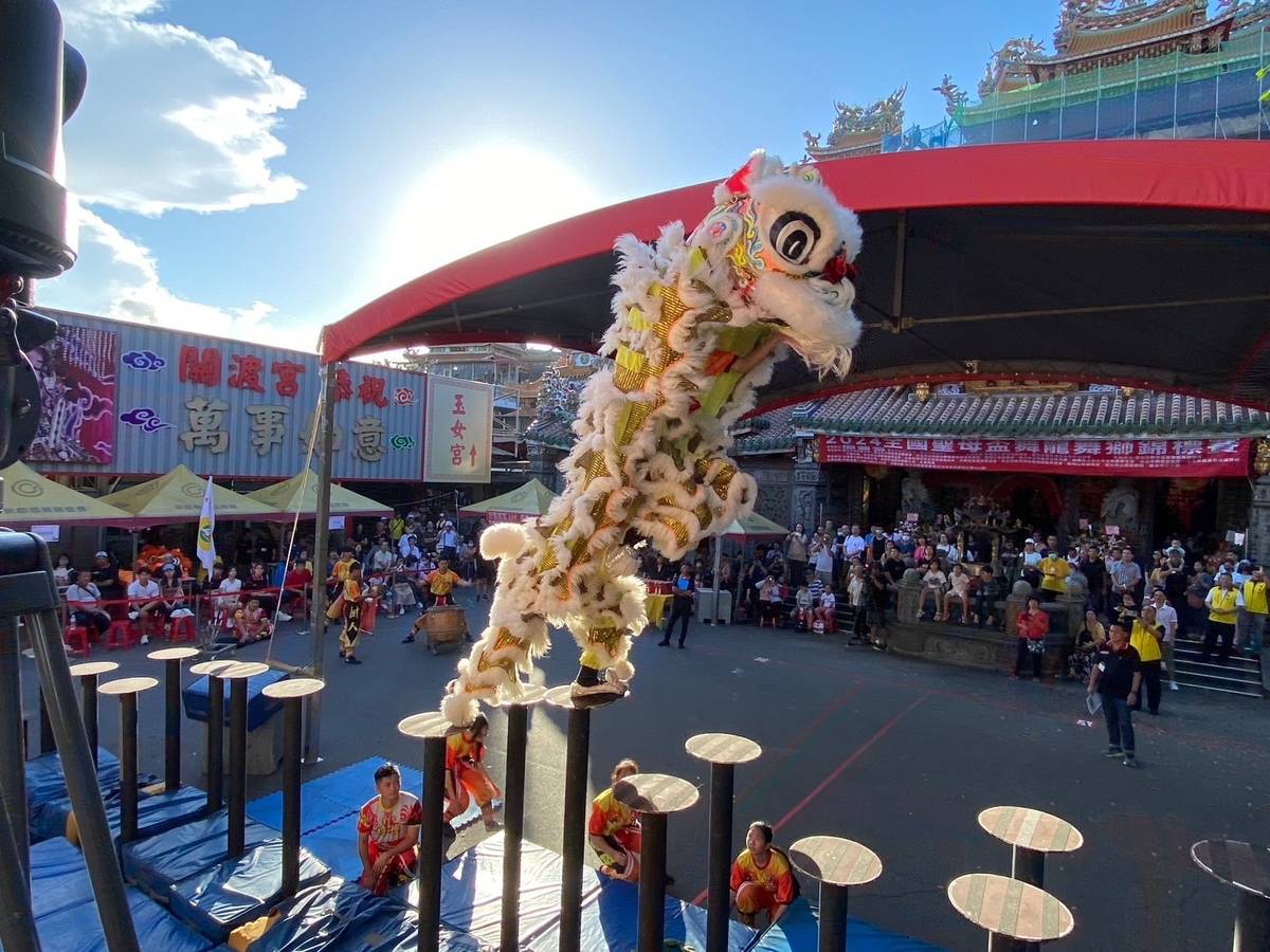 桃園市大崗國中參與2024全國聖母盃舞龍舞獅錦標賽，展現靈活而生動的舞獅技巧。(教育部體育署提供)