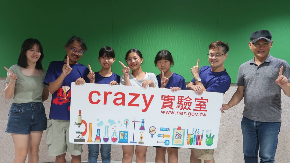 團隊師生與主持人K博士(右一)以及亮亮(左一)合影。