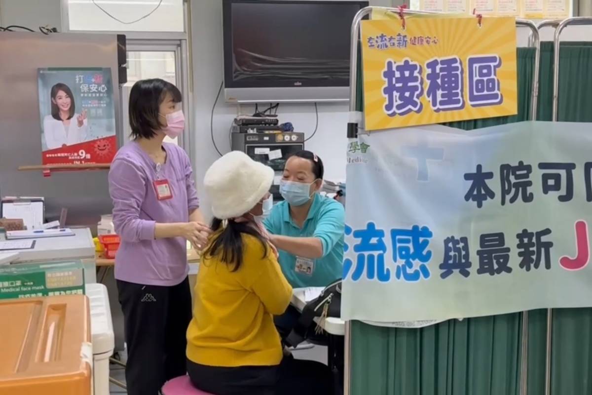 臺東縣湧現公費流感疫苗接種人潮，縣府衛生局表示，目前全縣仍有3000餘劑流感疫苗，提醒尚未接種流感疫苗的民眾，就近前往衛生所及醫療院所接種。