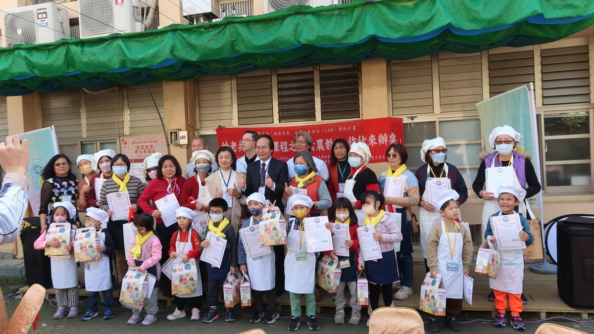 萬來幼兒園幼老共園，一起來辦桌。