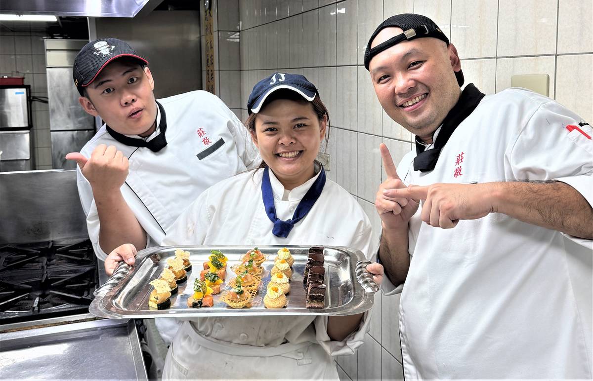 勇奪西餐烹飪金牌莊敬工家的畢業生汪姿岑選手在學校練習與作品合照