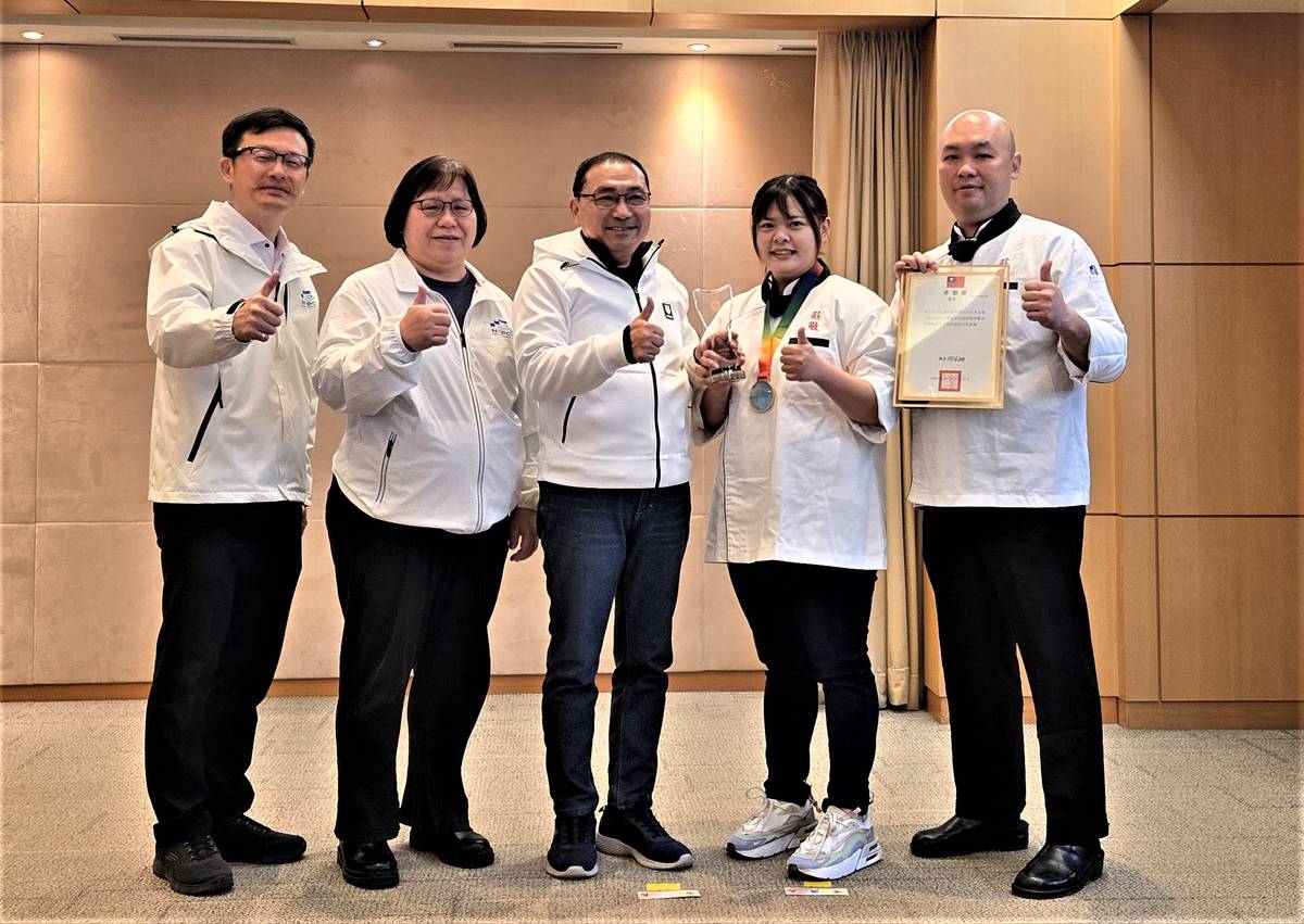 榮獲西餐烹飪職類第一名-莊敬工家汪姿岑同學(右2)與校長老師於市政會議獻獎