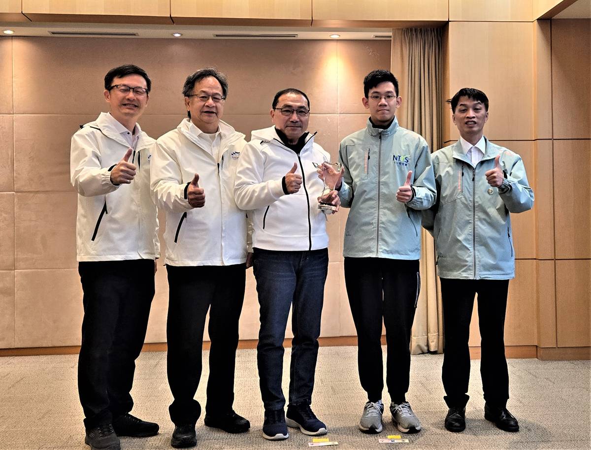 新北高工許邵安同學(右2)榮獲網頁設計職類第一名於市政會議代表獻獎