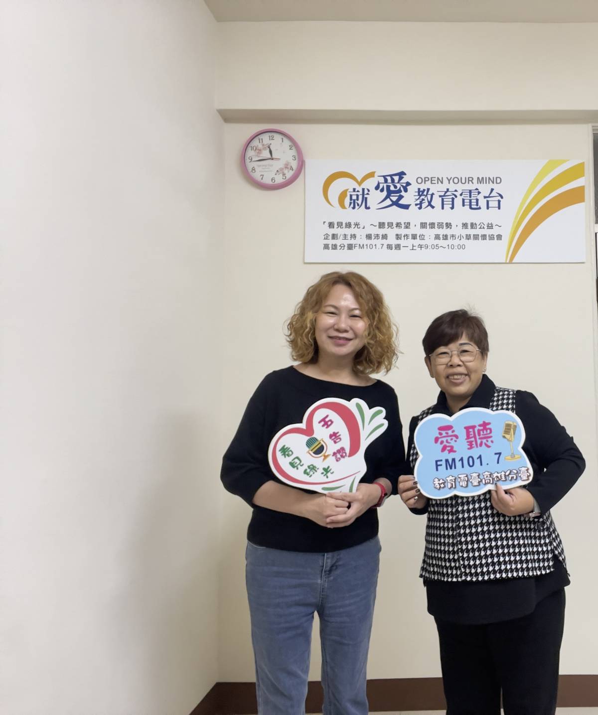 黃芬民藥師(左)