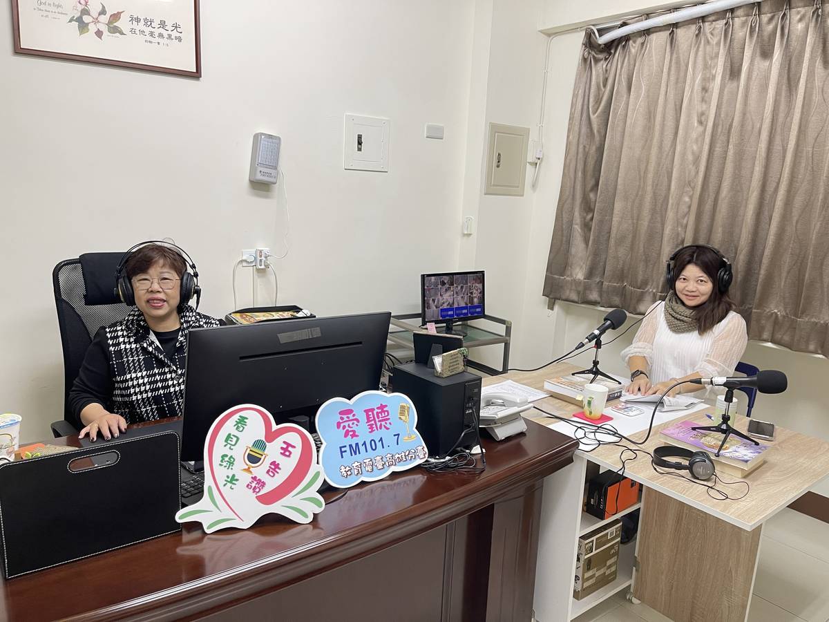 高雄市社會局身心障礙福利科鍾俐芳督導(右)