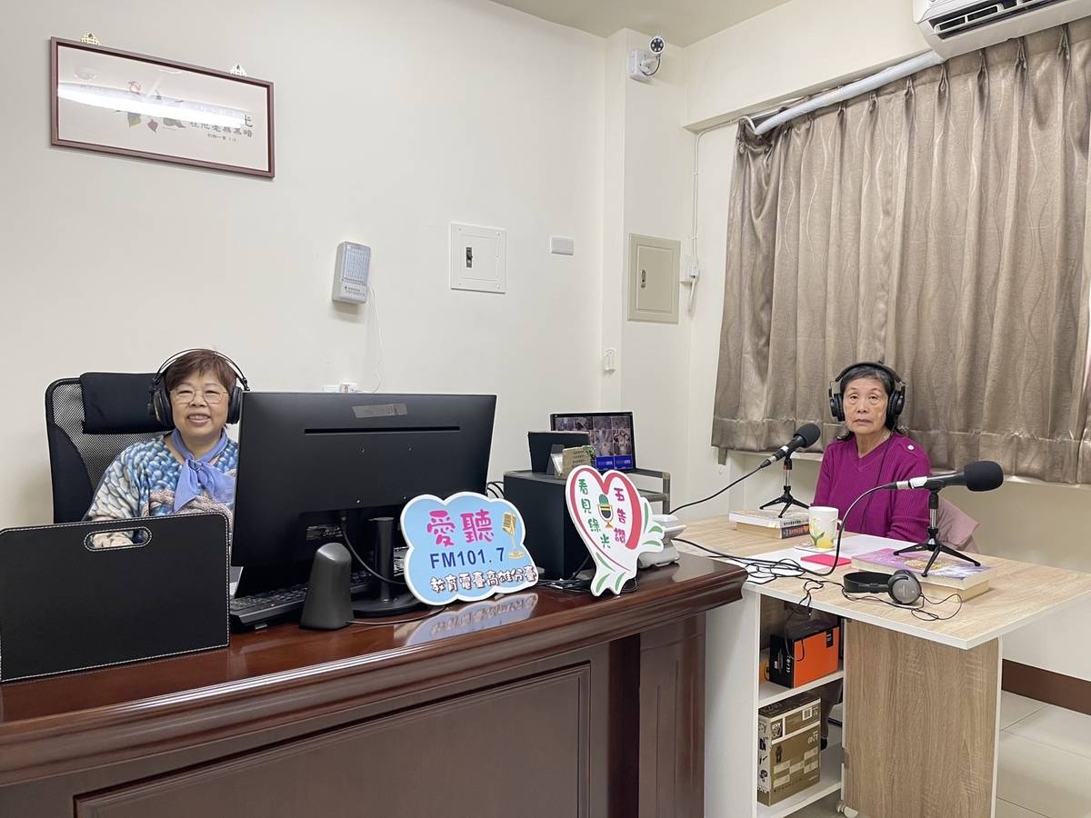 社團法人臺灣社會服務發展協會董島綠主任(右)