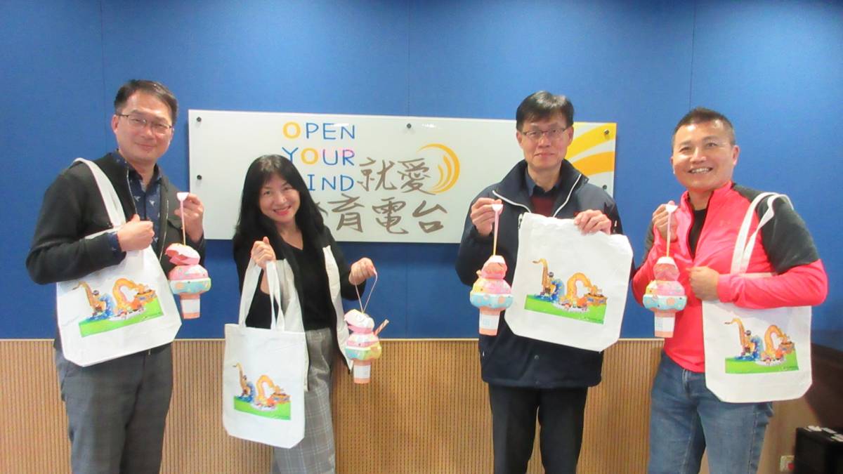 左起 西屯區東海國小校長林筆藝、北區中華國小校長彭瑞洵、臺中市政府教育局蔣局長偉民及教育電台常罡。