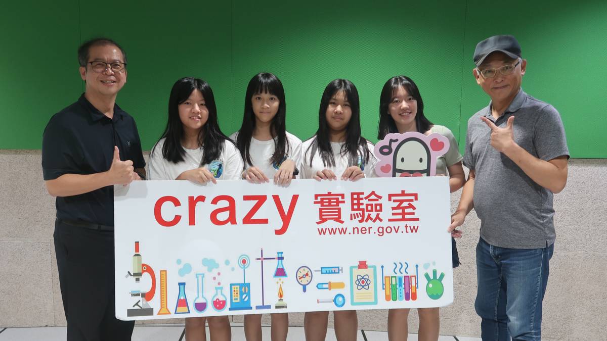 彰化縣立信義國民中小學「屎」命必達科展團隊師生，與節目主持人K博士、亮亮(右一、右二)合影。