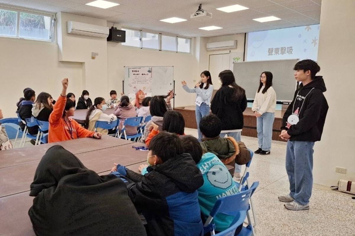 臺東家扶中心成功服務處與實踐大學社工系師生合作，舉辦數位營隊活動，幫助參與兒少了解3C與網路成癮，學習如何健康使用網路。