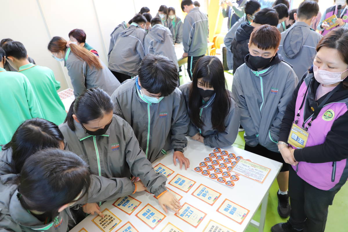 學生透過動情境模擬卡闖關活動提升學生的識詐能力