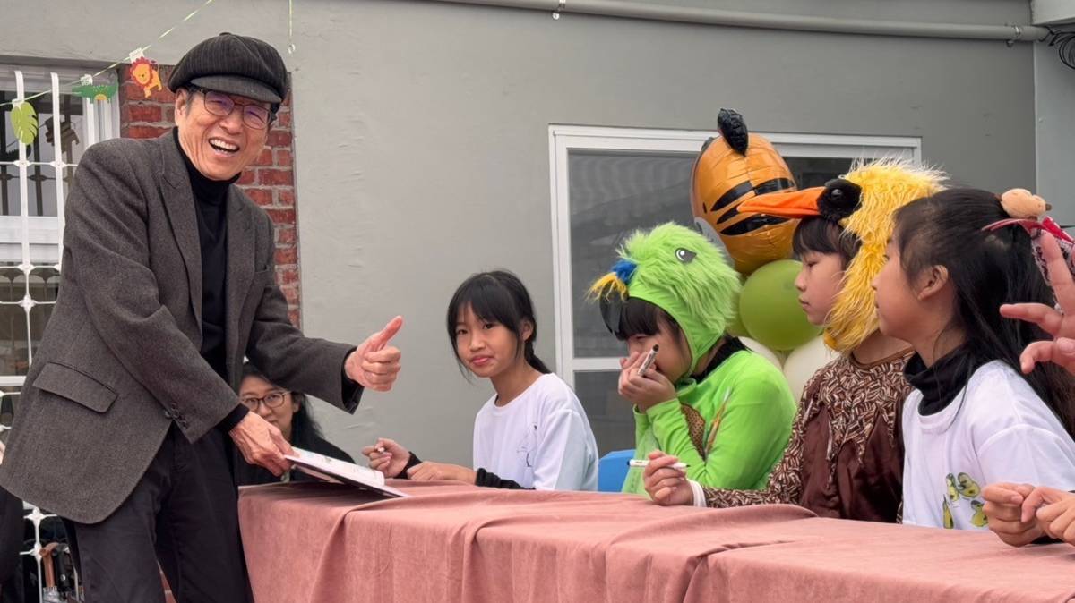 公益平臺基金會董事長嚴長壽代表芝蘭基金會創辦人施繼澤先生出席活動化身小書迷