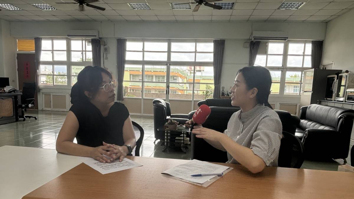 吳秀金校長(左)分享音樂班特色