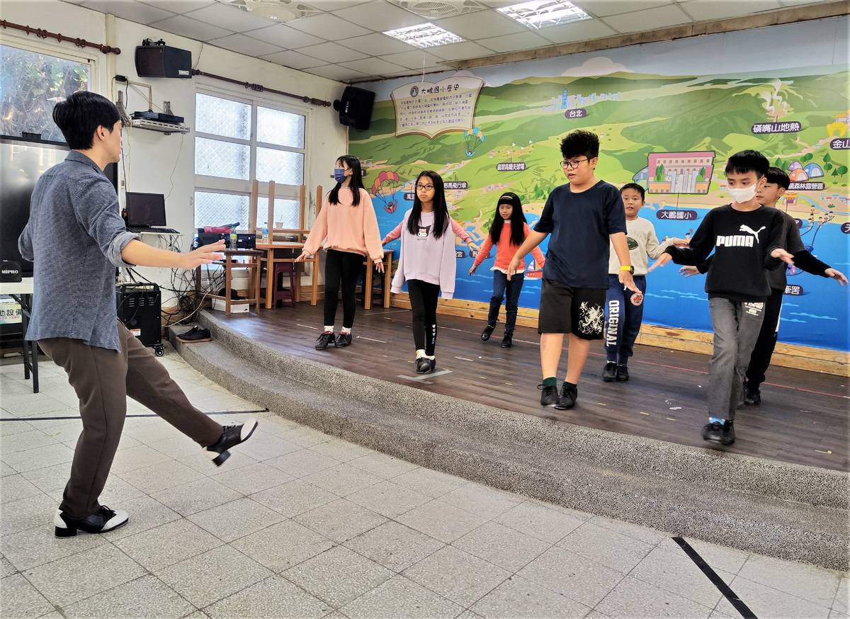踢踏舞藝術家陳厚均老師指導大鵬國小學生以自由舞姿探索自我