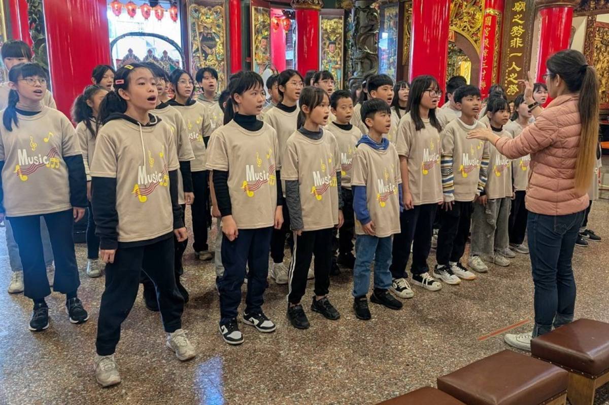 學生公開獻唱