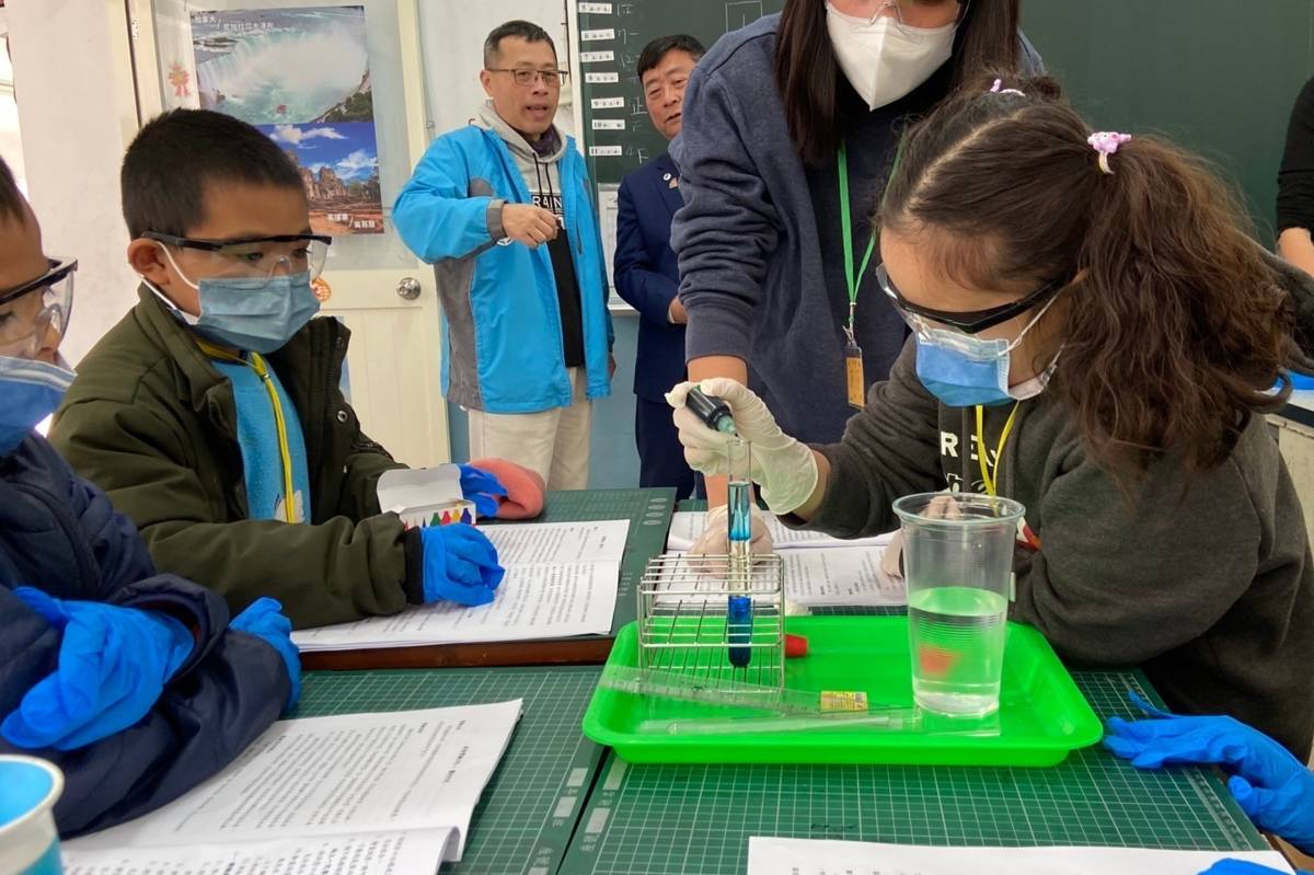 高大進偏鄉舉辦科普冬令營 帶學生接觸科學