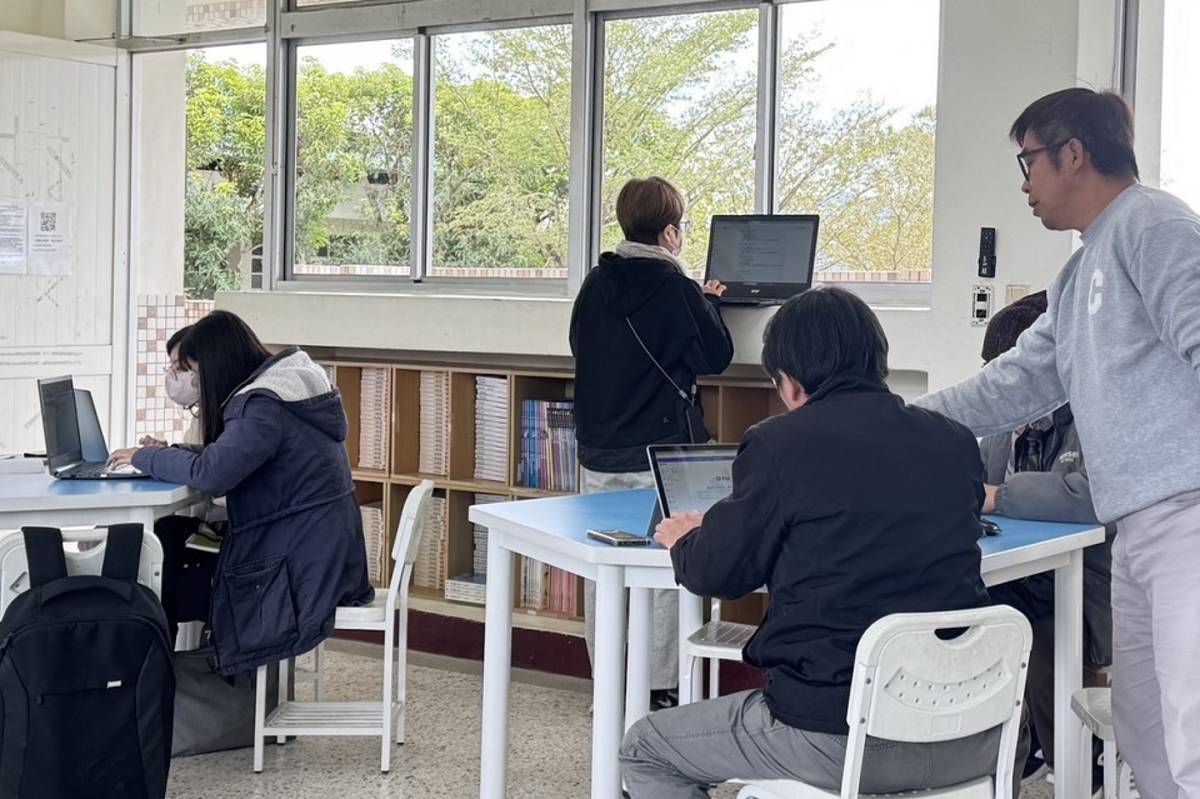 教師練習使用AI輔助