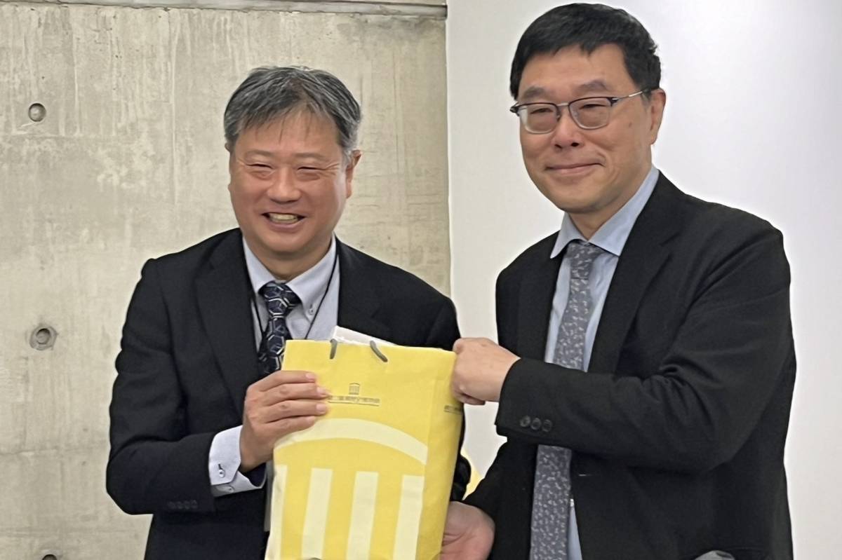 臺史博館長張隆志致贈禮袋予日本民博教授日高真吾