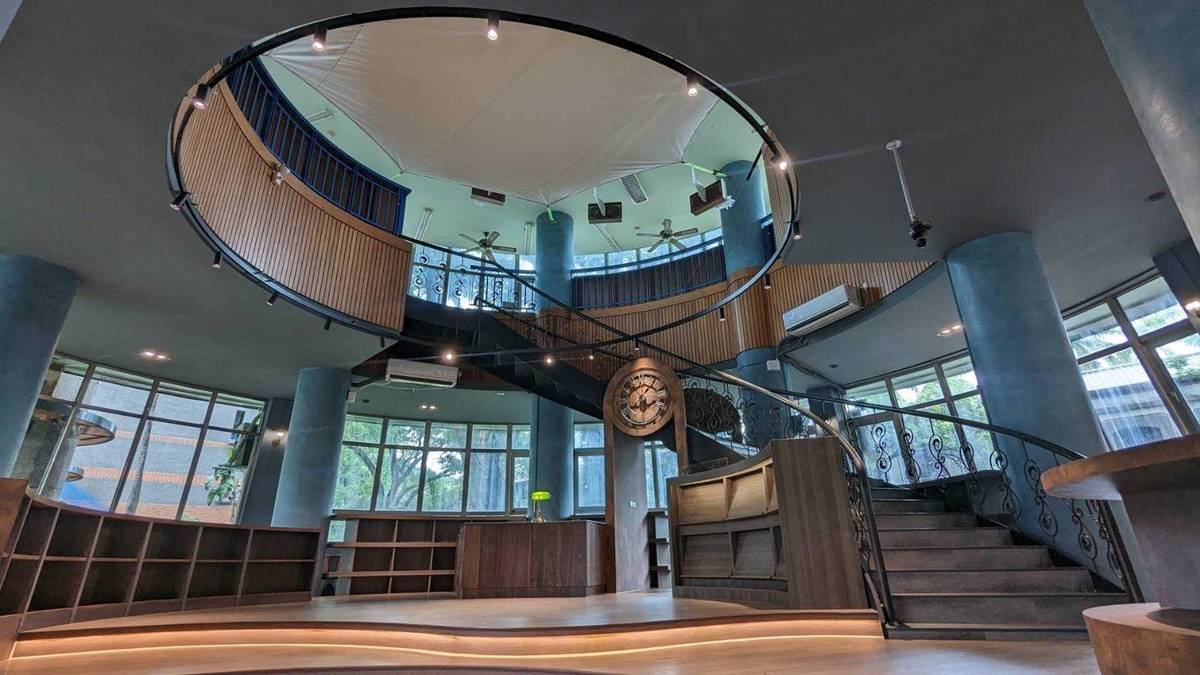高雄市旗山國小共讀站以魔法圖書館為設計概念，打造具有魔法學院般風格之空間 (教育部提供)